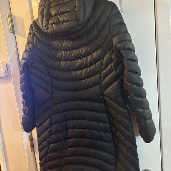 L.L. Bean Women's Black Puffer Jacket - Picture 6 of 6